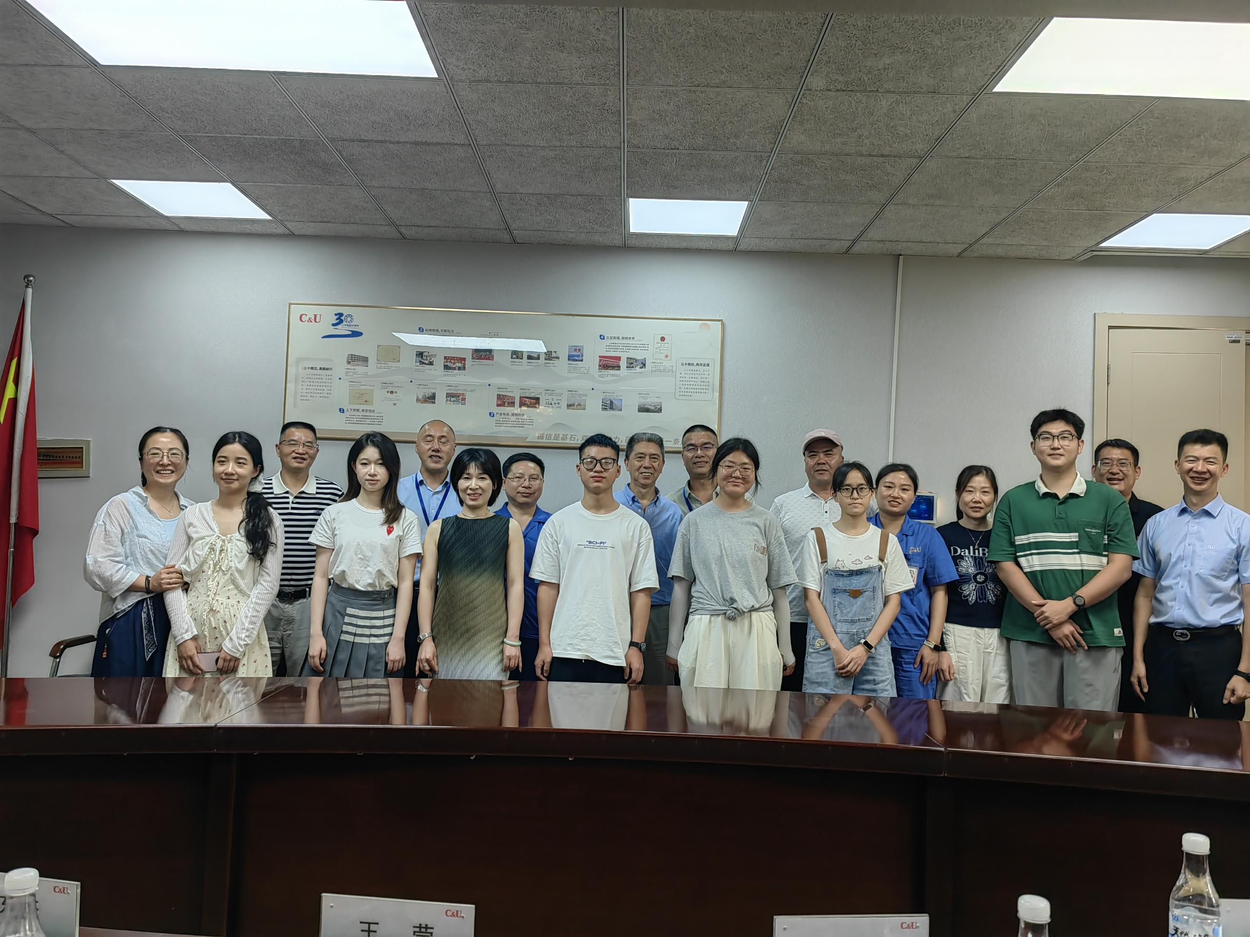 汇聚爱心，点亮学子前行路|2025年“滴水英才奖学金”发放